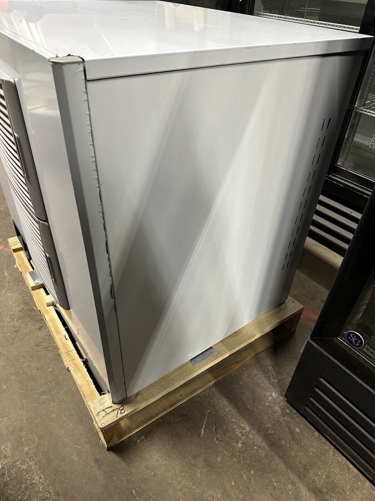 Scotsman Prodigy Elite Series 30" Air Cooled Medium Cube Ice Machine - 1077 lb.