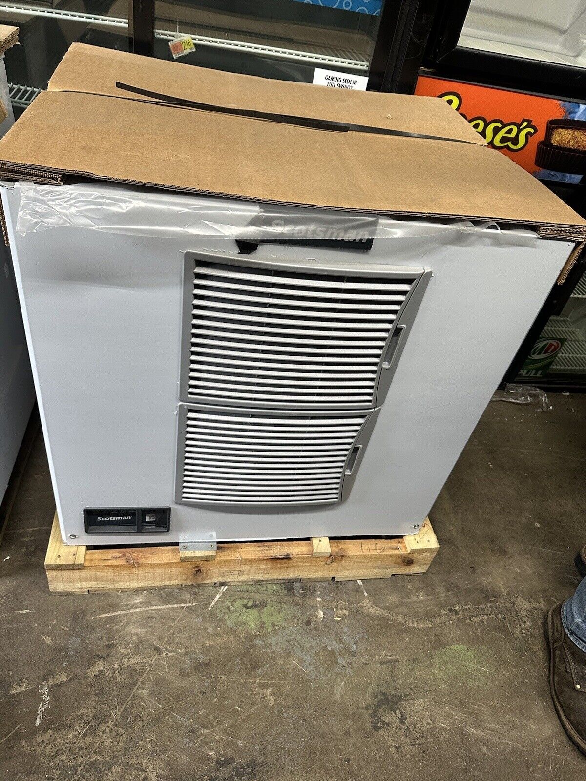 Scotsman Prodigy Elite Series 30" Air Cooled Medium Cube Ice Machine - 1077 lb.