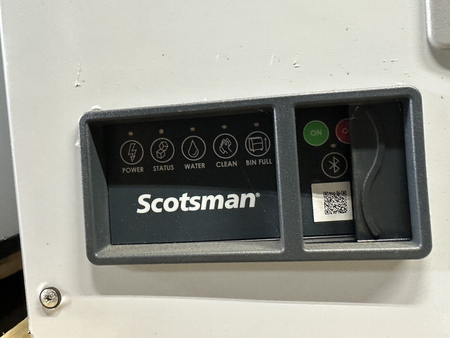 Scotsman Prodigy Elite Series 30" Air Cooled Medium Cube Ice Machine - 1077 lb.