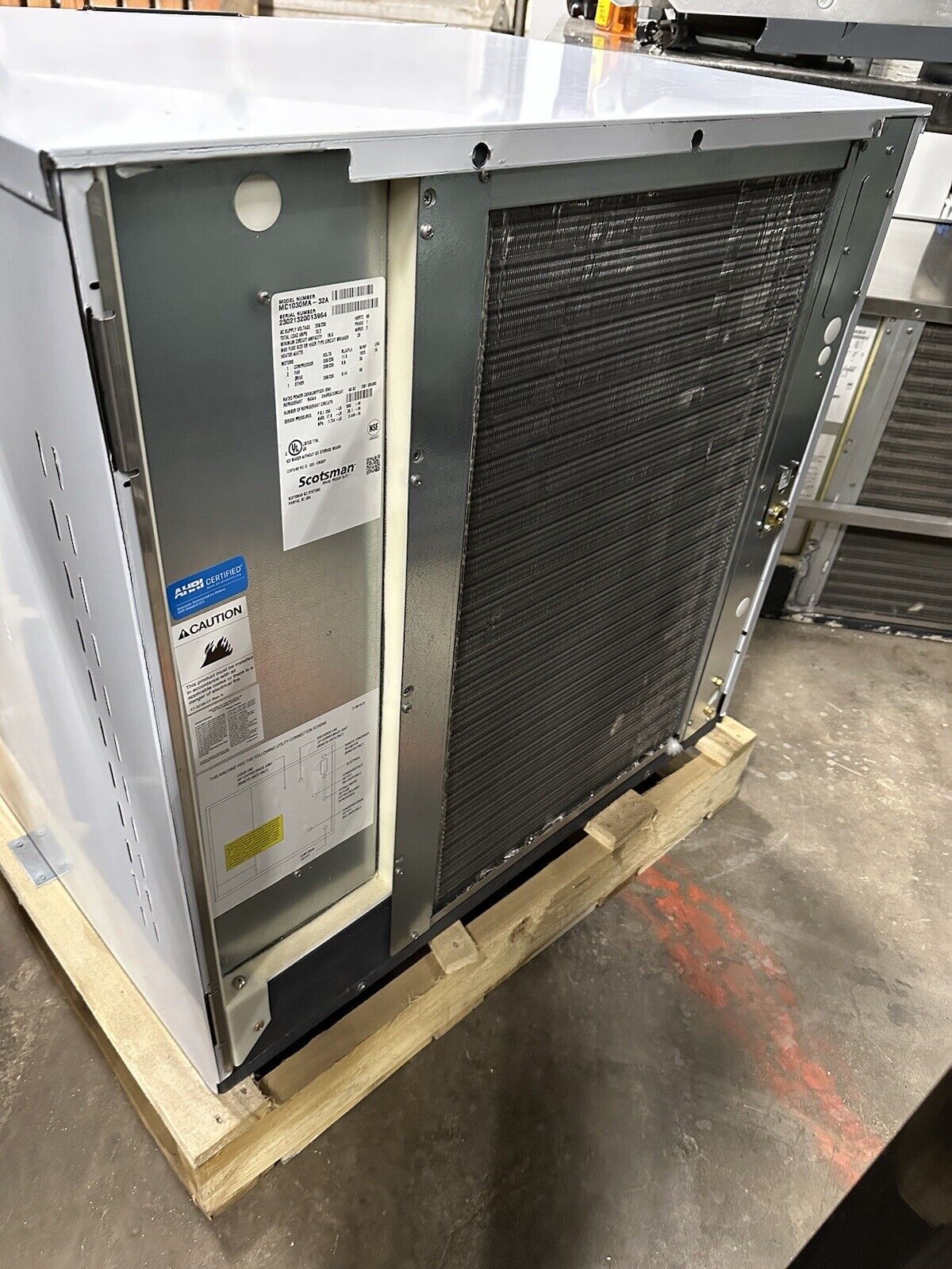 Scotsman Prodigy Elite Series 30" Air Cooled Medium Cube Ice Machine - 1077 lb.